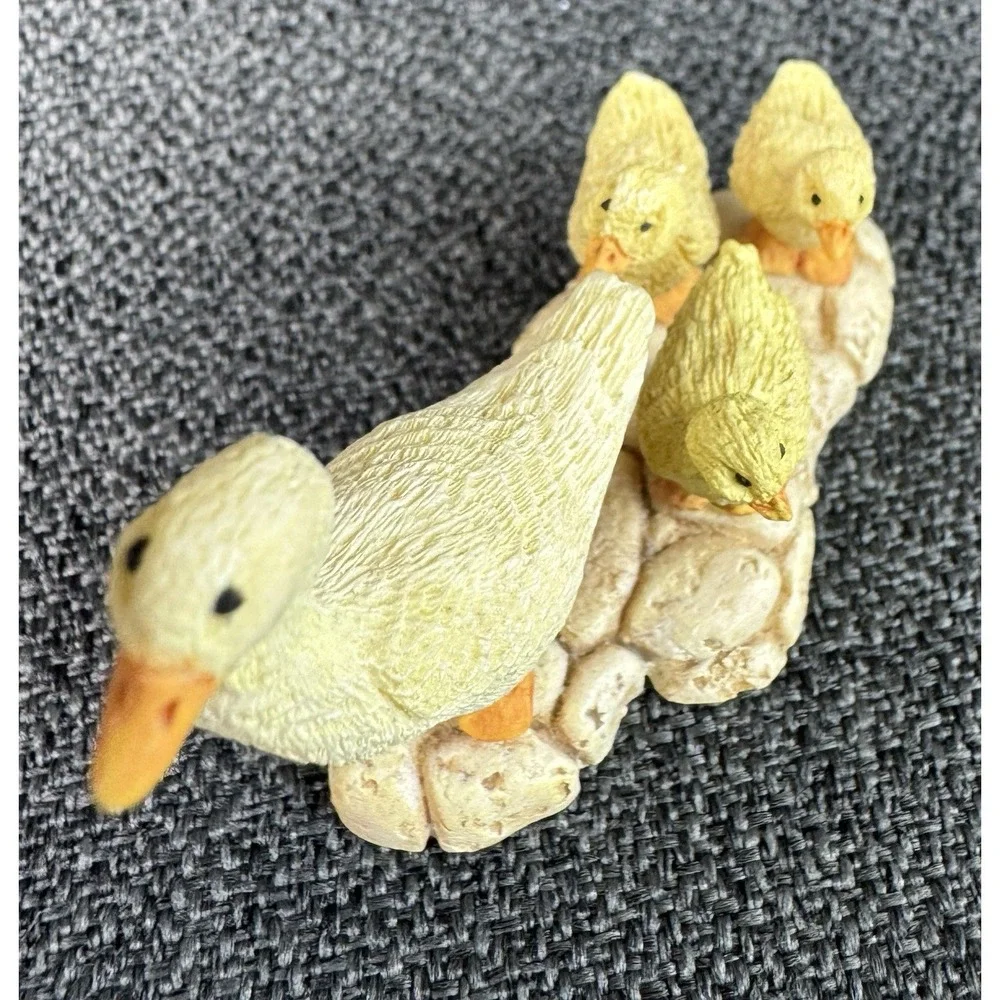 Mother Duck & Ducklings Minature Figurine 2